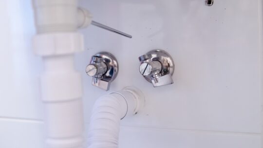 Comment résoudre les problèmes courants de plomberie: un guide pas à pas