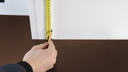 Comment poser des plinthes sur un mur ?